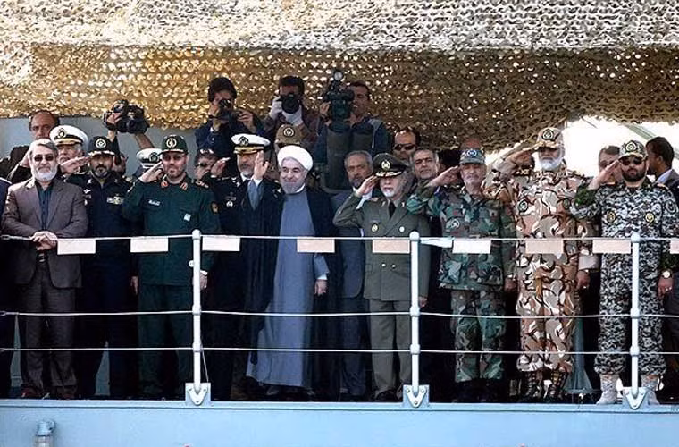 Tổng thống Iran Rouhani cùng nhiều quan chức cấp cao chính phủ và quân đội nước Cộng hòa Hồi giáo đã tham dự, theo dõi trên tàu hộ vệ tên lửa IRINS Jamaran.