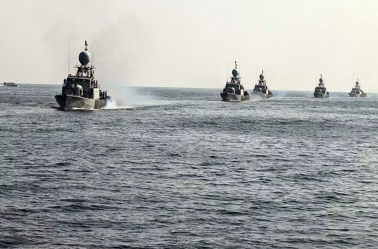 Đội hình 5 tàu tên lửa tấn công nhanh lớp Kaman.