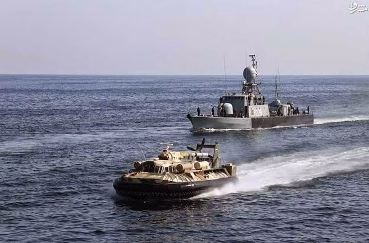 Tàu đệm khí Tondar và một tàu tên lửa lớp Kaman mang tên Gardouneh.