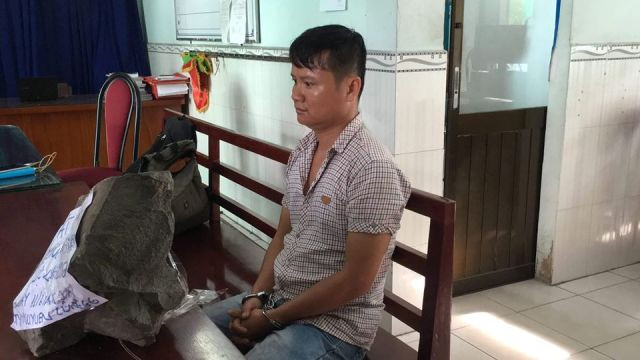 Khởi tố, bắt giam đối tượng tấn công CSCĐ bằng tảng đá Khoi to, bat giam doi tuong tan cong CSCD bang tang da