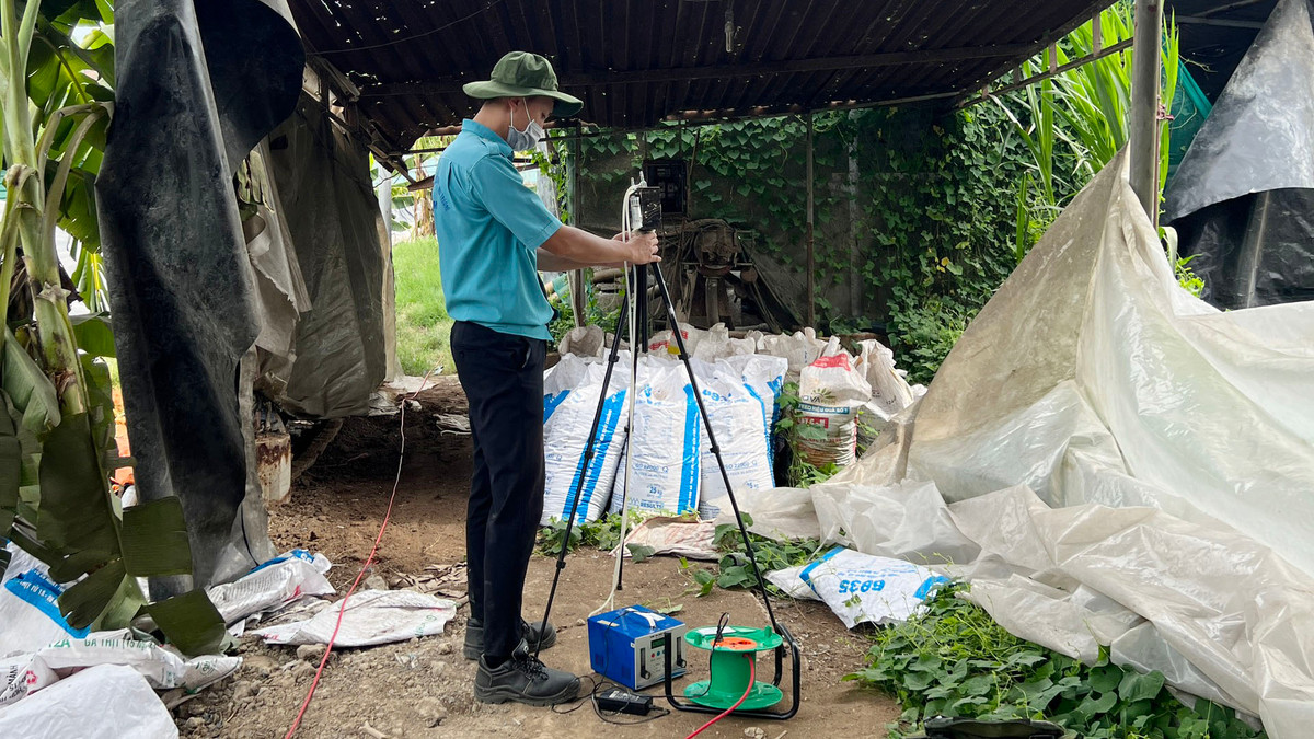 Lâm Đồng: Lấy mẫu không khí tại trại heo để đánh giá ô nhiễm Lam Dong: Lay mau khong khi tai trai heo de danh gia o nhiem