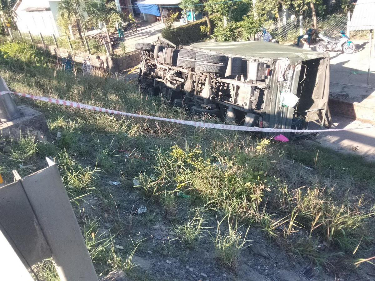 Nhận được tin báo, lãnh đạo Chi cục QLĐB III.1 và công ty CP QL&amp;XD ĐB Quảng Nam Đà Nẵng đã phối hợp với lực lượng chức năng đảm bảo giao thông.