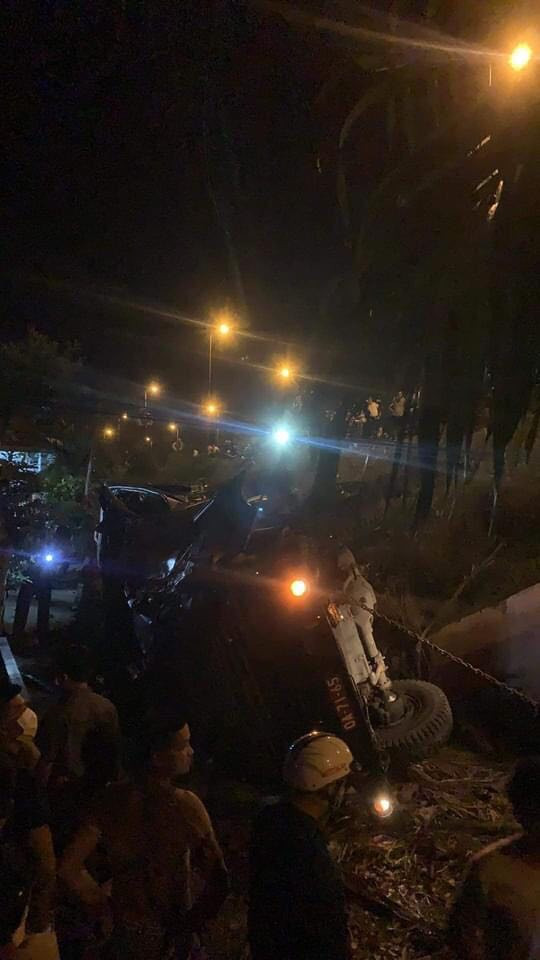 Hậu quả khiến 2 người bị thương được đưa đi cấp cứu, xe ô tô hư hỏng nặng, 27 mét hộ lan tôn sóng bị ảnh hưởng. 