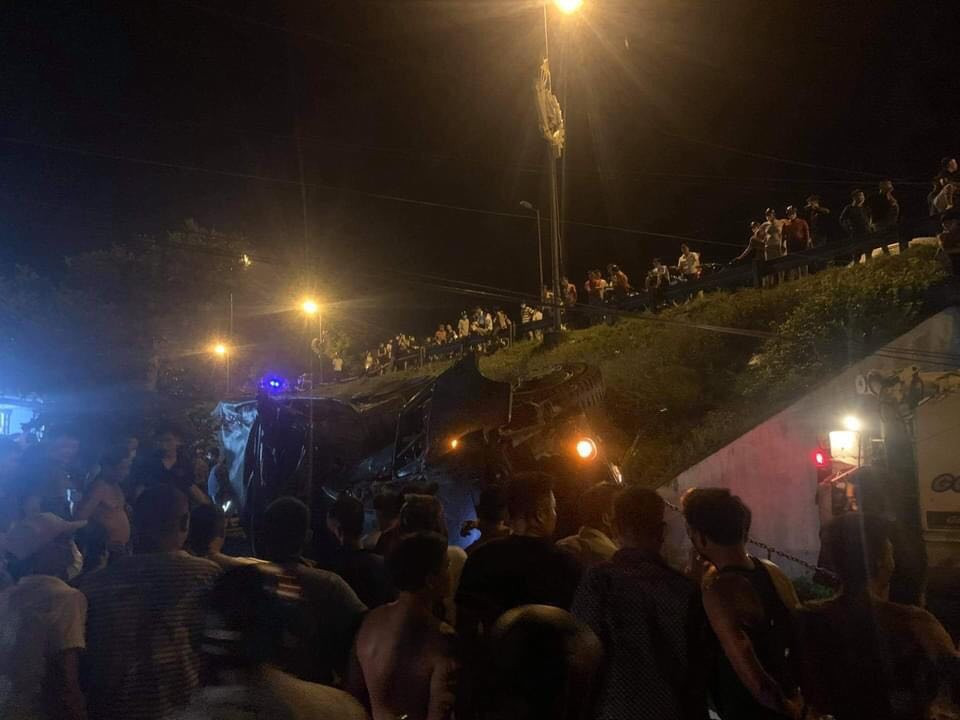 Thông tin ban đầu, vụ xe biển đỏ lao xuống taluy âm khiến 2 người tử vong xảy ra ra vào khoảng 21h30 ngày 15/6 tại Km952+470, QL.1, (tuyến tránh Vĩnh Điện) đoạn qua Thị xã Điện Bàn, tỉnh Quảng Nam. Lúc này, xe ô tô tải BKS QA-71-65 di chuyển theo hướng Bắc - Nam đã bất ngờ đâm sập hộ lan rồi lao xuống taluy âm.