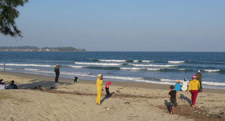  Tắm biển sớm, một học sinh lớp 11 bị đuối nước: Sáng 17/6, em Hoàng Khải (17 tuổi, học sinh trường THPT Võ Nguyên Giáp, ở TP Quảng Ngãi) cùng bạn đi tắm biển tại bãi biển Mỹ Khê, xã Tịnh Khê. Khi bơi ra cách bờ khoảng 50m, Khải bị sóng cuốn ra xa, bạn đi cùng phát hiện hô hoán mọi người ứng cứu. Khoảng nửa tiếng sau, nạn nhân được các lực lượng cứu hộ vào bờ, đưa đi cấp cứu tại Bệnh viện Đa Khoa tỉnh Quảng Ngãi, tuy nhiên kíp trực cấp cứu xác nhận đã tử vong trước khi nhập viện. 