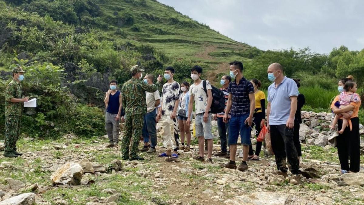  15 người nhập cảnh trái phép từ Trung Quốc: Sáng 17/6, Đồn Biên phòng Cửa khẩu Trà Lĩnh, Bộ đội Biên phòng tỉnh Cao Bằng phát hiện 15 công dân nhập cảnh trái phép từ Trung Quốc gồm 8 nữ, 7 nam, trong đó có cháu nhỏ 17 tháng tuổi. Những người này khai nhận quê ở các tỉnh Vĩnh Long, Cà Mau, Lạng Sơn, Nghệ An, Hải Dương, Phú Thọ, Thái Bình, Vĩnh Phúc, Lạng Sơn, Bắc Ninh, Quảng Ninh và Đắc Lắk, sang Trung Quốc tìm việc làm từ nhiều tháng qua. 