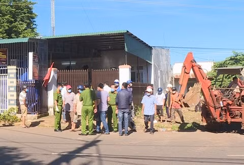  Con trai tâm thần sát hại mẹ ruột thương tâm: Rạng sáng 17/6, anh B.T.L. (SN 1978, trú TP.Buôn Ma Thuột, Đắk Lắk) là con trai bà S. ((SN 1953) ở nhà sát bên nghe tiếng đập cổng ồn ào bên nhà bà S. nên chạy qua xem. Khi qua đến nơi anh L. thấy em trai là B.Q.T. (SN 1983) đang đứng ở cổng. Khi thấy anh L. qua thì T. bỏ chạy nên anh L. Sau đó, anh L. quay về lại nhà kiểm tra thấy bà S. tử vong, trên người có nhiều vết thương. Tại cơ quan Công an, T. thừa nhận hành vi sát hại mẹ mình. 