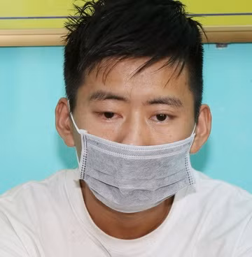  Đột nhập tiệm vàng, trộm hơn 30 đôi bông tai: Ngày 17/6, Công an huyện Bố Trạch, tỉnh Quảng Bình, đang tạm giữ hình sự Nguyễn Thanh Lam (21 tuổi, trú xã Hòa Trạch) để làm rõ hành vi Trộm cắp tài sản. Lam được xác định là đối tượng đột nhập vào tiệm vàng Kim Bình 9999 ở cổng chính chợ Hoàn Lão (thị trấn Hoàn Lão, huyện Bố Trạch) lấy trộm 30 đôi bông tai vàng với tổng giá trị khoảng 100 triệu đồng.