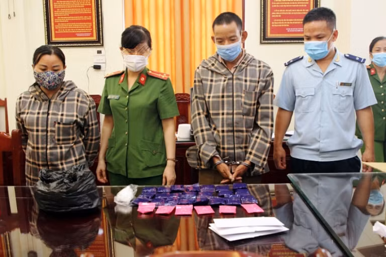  Nữ giáo viên mầm non vận chuyển 5.600 viên ma túy: Ngày 17/6, Công an tỉnh Thanh Hóa cho biết, vừa bắt quả tang Hà Thị Mạch (36 tuổi, ngụ huyện Mường Lát - hiện đang là giáo viên Trường mầm non Pù Nhi) và Lục Văn Sáo (48 tuổi, trú cùng địa phương) đang vận chuyển ma túy qua địa phận xã Ngọc Trung, huyện Ngọc Lặc. Tại chỗ, Công an thu giữ tang vật gồm 5.600 viên ma túy tổng hợp (đang xác định chủng loại), 104 gram ma túy đá...