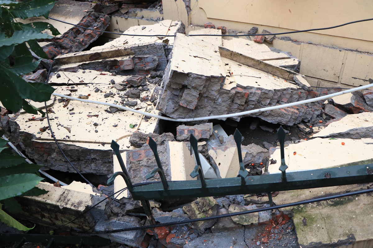 Ngay sau khi tiếp nhận thông tin, Đội Cảnh sát PCCC&amp;CHCN Công an quận Hoàn Kiếm đã điều động 10 cán bộ chiến sĩ nhanh chóng đến hiện trường để tiến hành cắt toàn bộ cành cây, thu dọn hiện trường. Đến hơn 6h cùng ngày mọi việc vẫn đang được khẩn trương gấp rút tiến hành. 