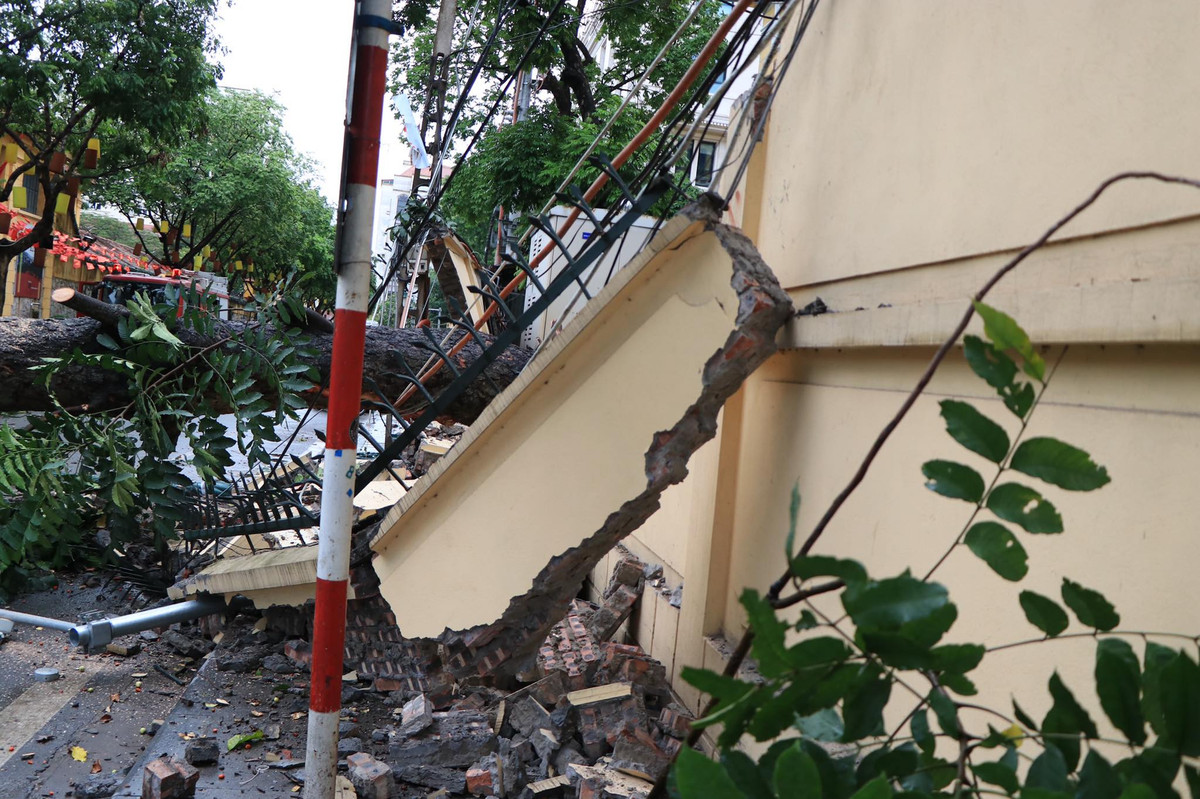 Để chủ động ứng phó với bão số 2, Ban Chỉ huy PCTTTKCN TP.Hà Nội đề nghị các sở ngành, địa phương khẩn trương thông tin, cảnh báo kịp thời để người dân biết, chủ động phòng tránh.