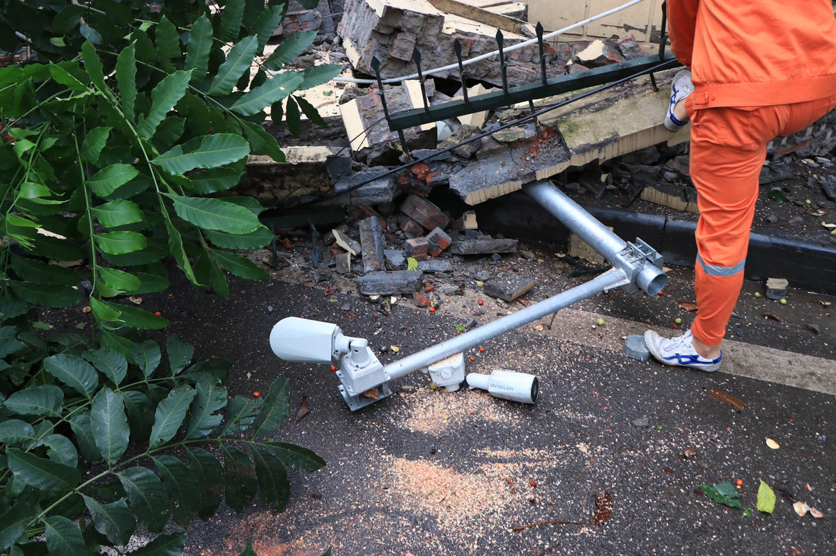 Lực lượng cảnh sát khẩn trương cưa cây để tránh gây ảnh hưởng giao thông. Ngày 12/6, Ban Chỉ huy Phòng, chống thiên tai và Tìm kiếm cứu nạn (PCTTTKCN) TP.Hà Nội đã có công điện đề nghị các sở ngành, địa phương tổ chức triển khai các biện pháp chủ động ứng phó bão số 2. 