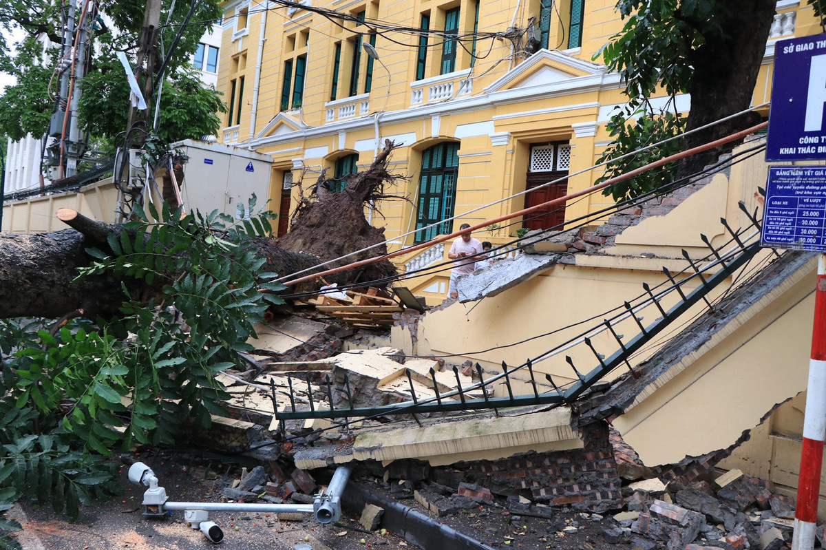 Công điện cho biết, chiều 12/6, áp thấp nhiệt đới trên Biển Đông đã mạnh lên thành bão và là cơn bão số 2 trong năm 2021. Hiện, bão số 2 tiếp tục di chuyển theo hướng Tây Tây Bắc, mỗi giờ đi được 15 - 20km. 