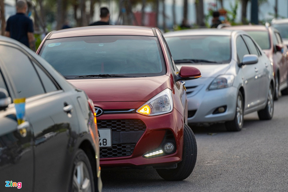 Thấy lực lượng CSGT, nhiều người đang tắm biển vội vàng quay lại lái xe đi chỗ khác. 