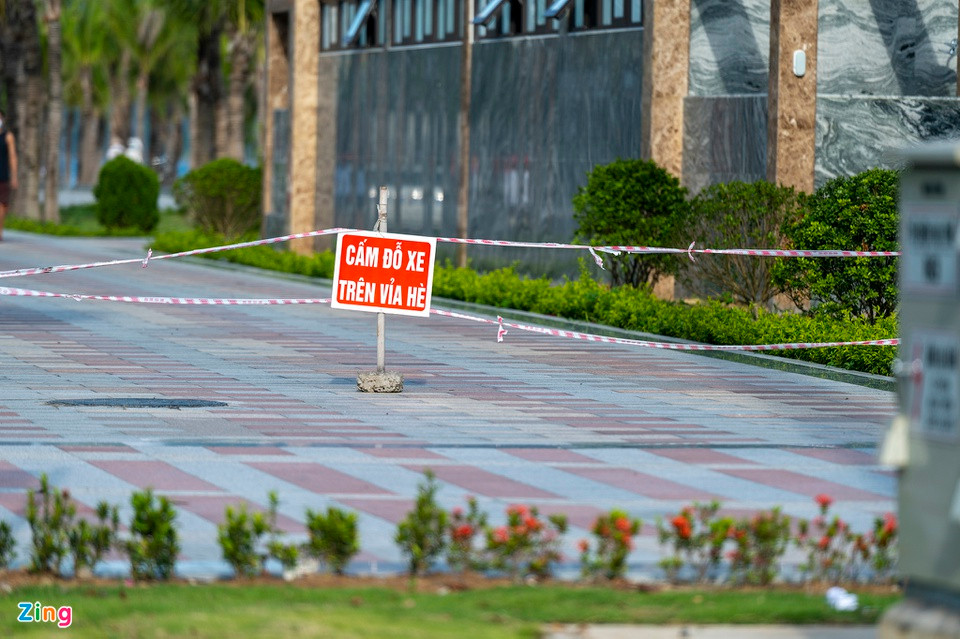 Tại khu vực bãi tắm Hòn Gai thuộc phường Hồng Hà, tấm biển cấm đỗ xe trên vỉa hè được đặt dọc tuyến đường.