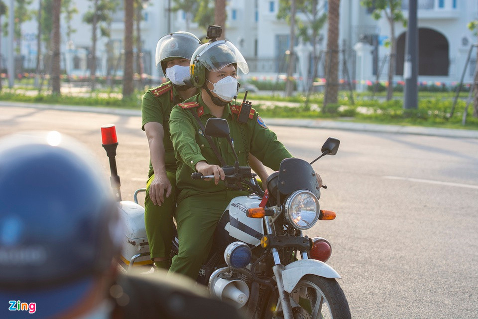 Trao đổi với Zing, thiếu tá Võ Quang Hòa, Đội trưởng đội CSGT-TT, Công an TP Hạ Long, cho biết đơn vị thường xuyên tổ chức tuần tra trên tuyến đường trước khu vực bãi tắm. 