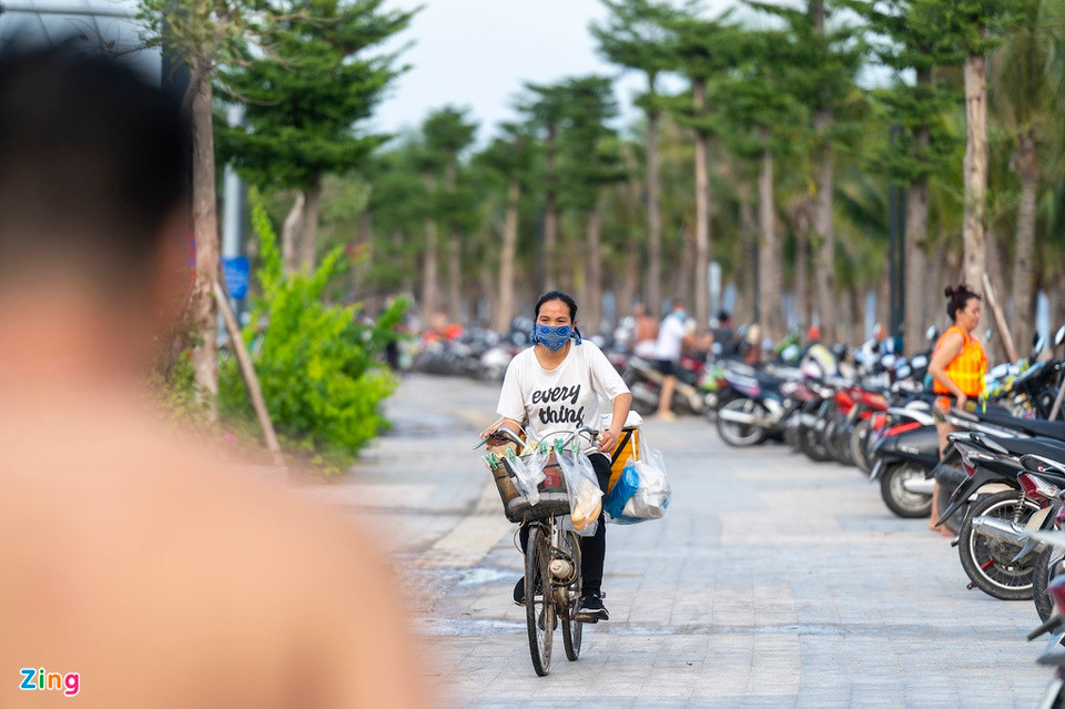 Ngoài xe máy đỗ trên vỉa hè, khu vực bãi tắm Bãi Cháy còn xuất hiện tình trạng người dân bán hàng rong. Đại diện phường Bãi Cháy cho biết đã có văn bản kiến nghị thành phố và đề nghị Công an triển khai lực lượng phối hợp cùng chính quyền phường ra quân xử lý vi phạm.
