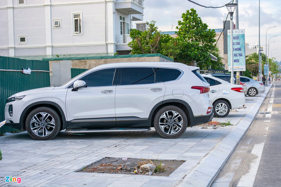 Đối diện bãi tắm, ôtô đỗ lên vỉa hè chiếm hết lối đi của người đi bộ. Đại diện Công an phường Hồng Hà cho biết đơn vị thường xuyên tổ chức kiểm tra và lập biên bản xử phạt các trường hợp đỗ xe trái quy định. Nhiều người cố tình chống đối gây khó khăn cho công tác đảm bảo an ninh trật tự.