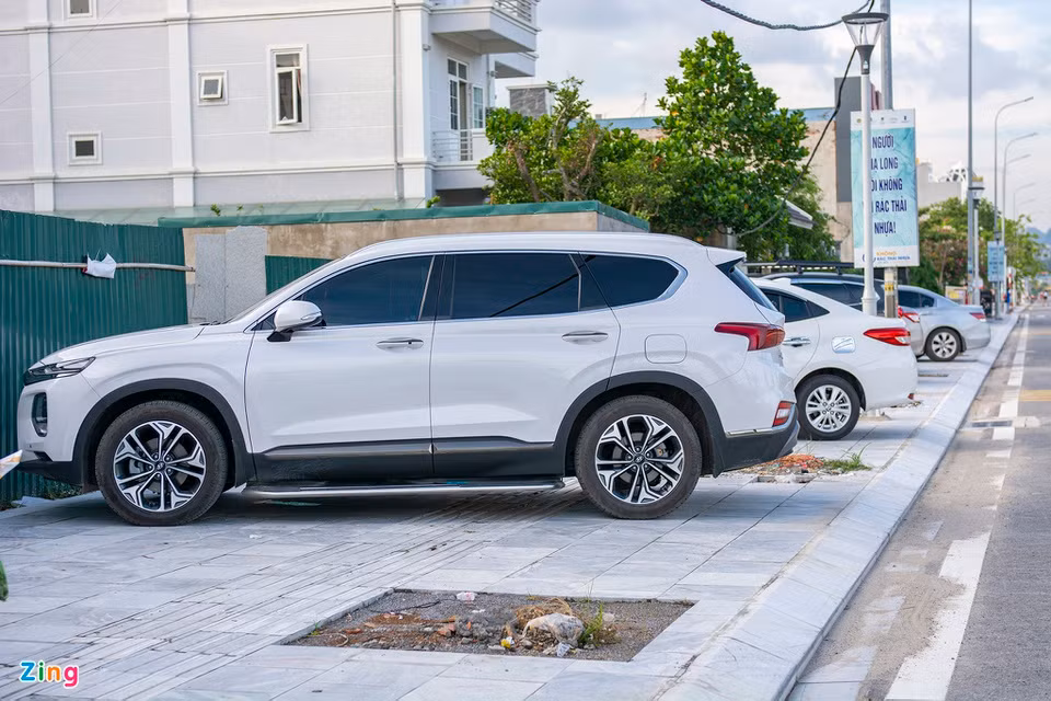 Đối diện bãi tắm, ôtô đỗ lên vỉa hè chiếm hết lối đi của người đi bộ. Đại diện Công an phường Hồng Hà cho biết đơn vị thường xuyên tổ chức kiểm tra và lập biên bản xử phạt các trường hợp đỗ xe trái quy định. Nhiều người cố tình chống đối gây khó khăn cho công tác đảm bảo an ninh trật tự.