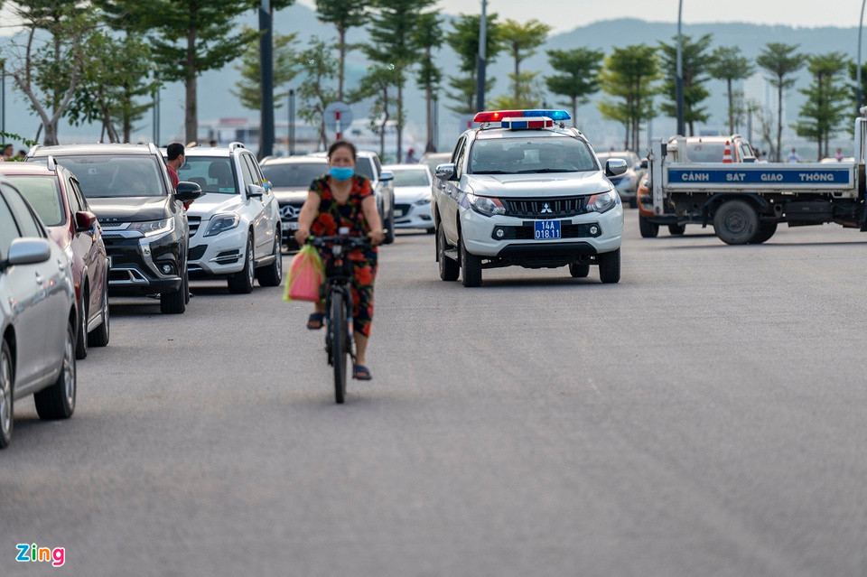 "Chúng tôi dùng xe chuyên dụng phát loa tuyên truyền yêu cầu người dân không đỗ xe dưới lòng đường. Trong trường hợp chủ phương tiện không di dời, chúng tôi dùng thiết bị ghi hình và dán thông báo phạt nguội", thiếu tá Hòa nói.
