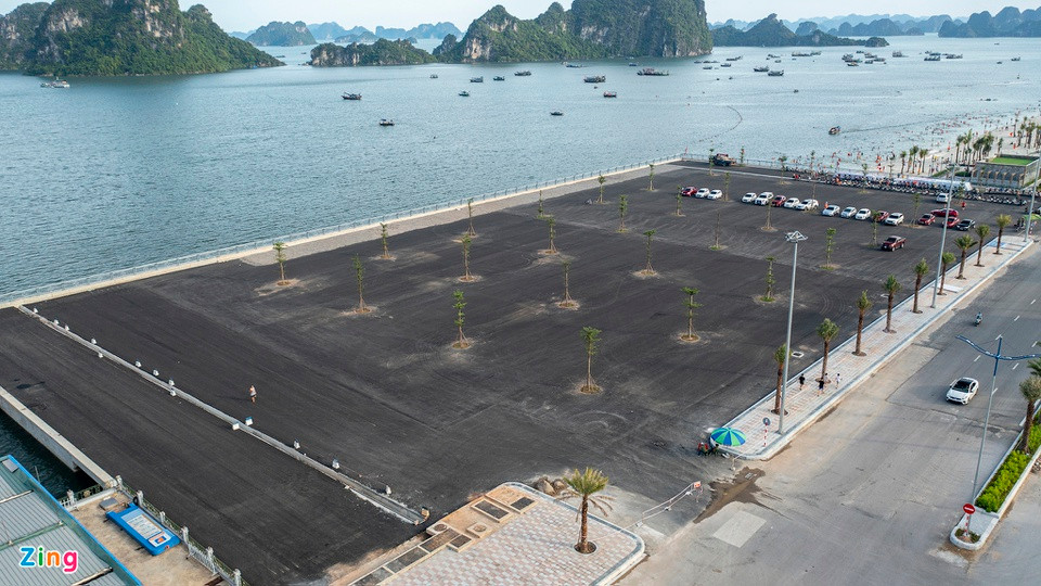 Cách bãi tắm không xa, bãi đỗ xe được xây dựng khang trang hiện đại nhưng ít ôtô vào gửi. 