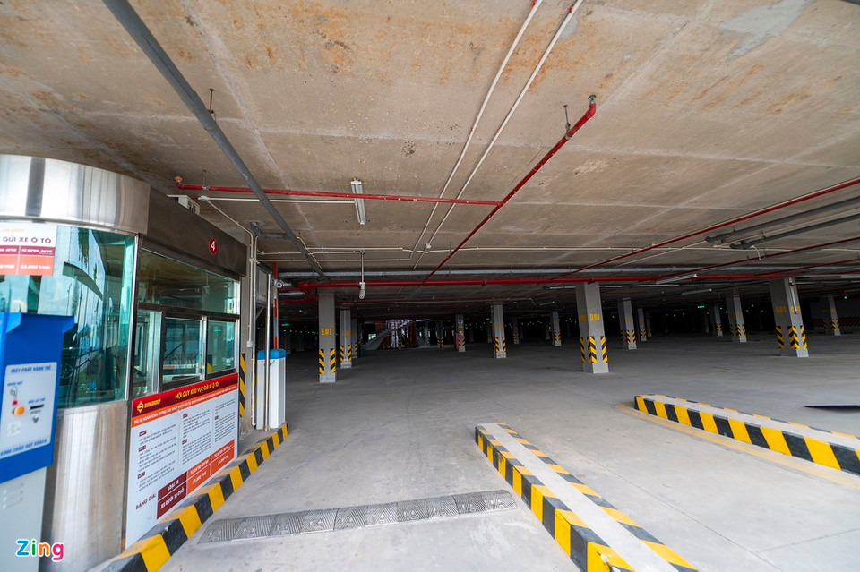 Cách bãi tắm khoảng 150 m, khu vực hầm gửi xe trống không. Một bảo vệ của khu vực cho biết trước đó bãi gửi xe mở cửa nhưng không có phương tiện nào vào gửi, họ buộc phải đóng cửa.