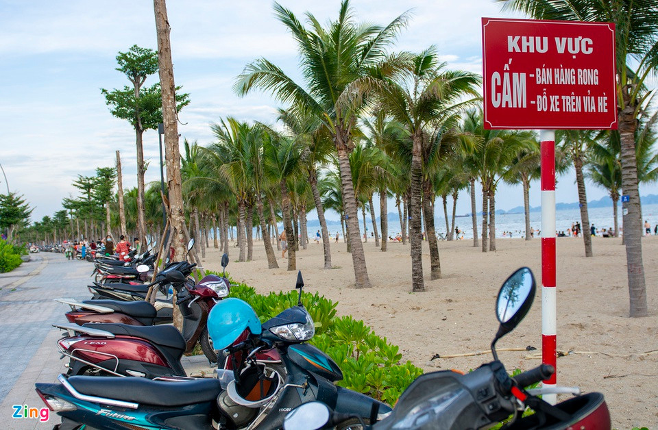 Trên vỉa hè hàng dài xe máy để ngay dưới tấm biển cấm bán hàng rong và cấm đỗ xe.