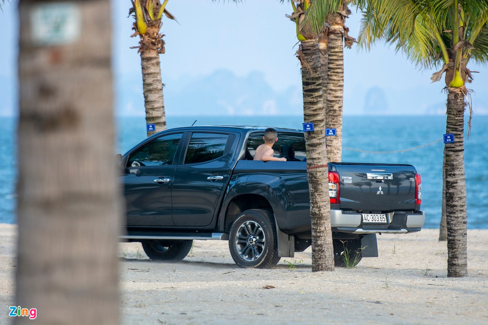 Thậm chí, một số người đưa cả ôtô qua vỉa hè để chở người sau thùng xe đi xuống bãi biển.