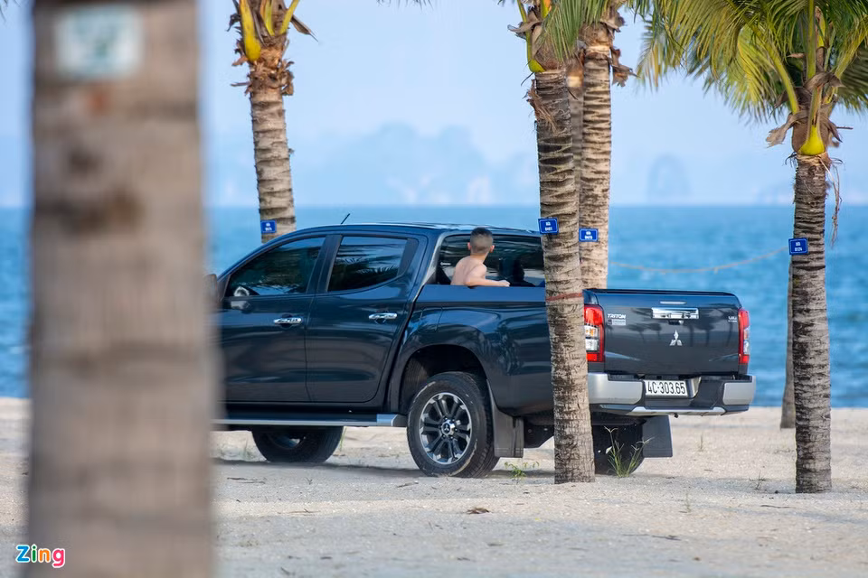 Thậm chí, một số người đưa cả ôtô qua vỉa hè để chở người sau thùng xe đi xuống bãi biển.