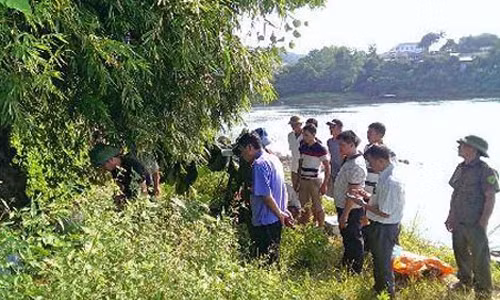  Bóp cổ nạn nhân để hiếp dâm rồi phi tang xác: Cuối tháng 5, Huỳnh Văn Hiền (31 tuổi) chở cô gái đến nhà Công Tùng Bách (39 tuổi, cùng ở TP Cao Lãnh, Đồng Tháp). Khi Hiền đòi quan hệ tình dục, nạn nhân đã từ chối. Hiền đã bóp cổ nạn nhân rồi cưỡng hiếp. Bách cũng bị cáo buộc tham gia hiếp dâm cô gái 26 tuổi. Sau đó, 2 đối tượng cướp tài sản, ném xác nạn nhân xuống sông. Ngày 10/6, 2 đối tượng này bị Công an tỉnh Đồng Tháp khởi tố, bắt tạm giam. 