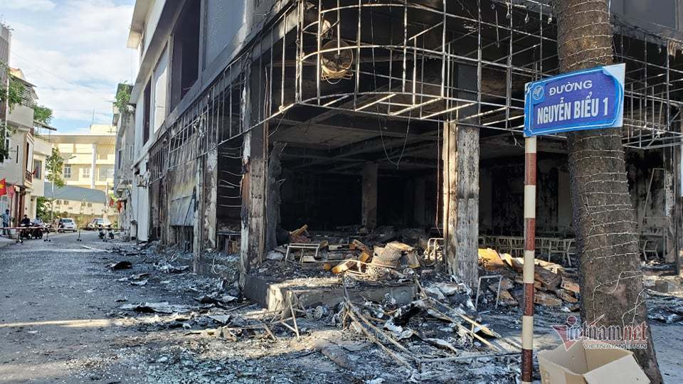 Khi lực lượng chữa cháy đến hiện trường, đám cháy đã bao trùm khu vực tầng 1 và đang cháy lan lên các tầng trên, khói, khí độc bao trùm cả căn nhà. Do cửa khóa trái bên trong nên cảnh sát phải phá dỡ cửa, cấu kiện xây dựng của căn nhà để cứu nạn, cứu hộ, phun nước làm mát ngăn cháy lan sang các khu vực nhà lân cận. 