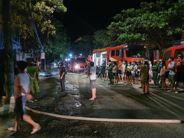 Theo thông tin từ Công an, căn nhà bị cháy được xác định là nhà ở vừa kết hợp kinh doanh, đươc bố trí 1 tầng hầm và 3 tầng nổi. Trong đó tầng 1 được sử dụng để cho thuê mặt bằng làm phòng trà (đã đóng cửa do dịch COVID-19), 1 phòng ngủ của nhân viên và 1 gara ô tô; tầng 2 để trống; tầng 3 có 1 phòng nghỉ cho thuê. 