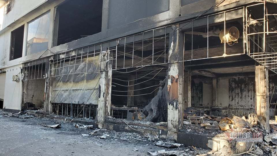 Khoảng 20 phút sau, đám cháy đã được khống chế, dập tắt hoàn toàn. Sáu người trong ngôi nhà bị tử vong gồm 4 người trong một gia đình, gồm chồng, vợ và 2 con được phát hiện trong phòng ngủ tầng 1; hai mẹ con thuê trọ được phát hiện trong phòng tầng 3. 