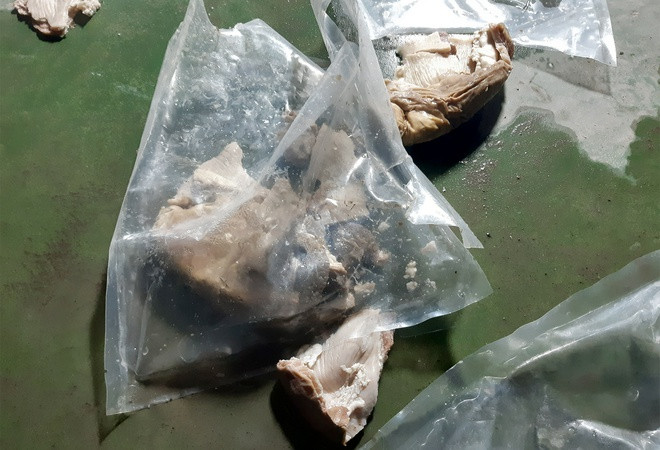 Hiện vụ triệt phá đường dây giấu ma túy vào dạ dày lợn và máy phát điện đang được cơ quan chức năng điều tra, làm rõ.