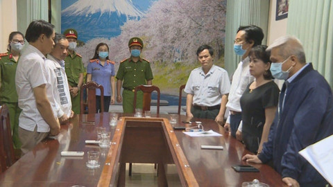  Truy tố nguyên Giám đốc Sở Y tế Đắk Lắk: Ngày 13/6, Viện KSND tỉnh Đắk Lắk đã ban hành cáo trạng truy tố nguyên Giám đốc Sở y tế Đắk Lắk Doãn Hữu Long và 11 nguyên cán bộ thuộc Sở này và một số bệnh viện tuyến huyện vì liên quan đến các sai phạm trong đấu thầu thuốc, gây thiệt hại cho ngân sách nhà nước gần 2 tỷ đồng.