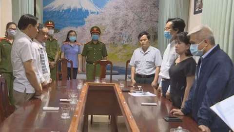  Truy tố nguyên Giám đốc Sở Y tế Đắk Lắk: Ngày 13/6, Viện KSND tỉnh Đắk Lắk đã ban hành cáo trạng truy tố nguyên Giám đốc Sở y tế Đắk Lắk Doãn Hữu Long và 11 nguyên cán bộ thuộc Sở này và một số bệnh viện tuyến huyện vì liên quan đến các sai phạm trong đấu thầu thuốc, gây thiệt hại cho ngân sách nhà nước gần 2 tỷ đồng.