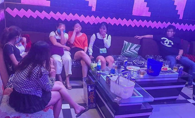  Bất chấp lệnh cấm, quán karaoke mở cửa cho 12 khách hát: Tối 12/6, Công an TP Tam Kỳ (Quảng Nam), kiểm tra hành chính quán karaoke VBox trên đường Nguyễn Văn Trỗi do bà N.T.K.T. làm chủ. Cảnh sát phát hiện có 12 khách đang hát ở 3 phòng. Đoàn kiểm tra đã lập biên bản và yêu cầu quán karaoke dừng hoạt động theo thông báo của UBND tỉnh Quảng Nam về các biện pháp cấp bách phòng chống dịch COVID-19. 
