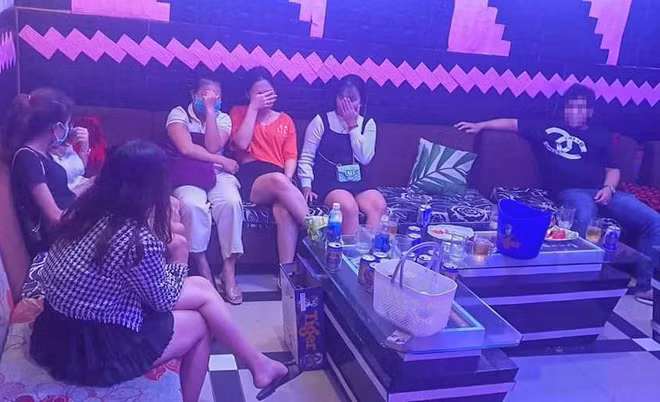  Bất chấp lệnh cấm, quán karaoke mở cửa cho 12 khách hát: Tối 12/6, Công an TP Tam Kỳ (Quảng Nam), kiểm tra hành chính quán karaoke VBox trên đường Nguyễn Văn Trỗi do bà N.T.K.T. làm chủ. Cảnh sát phát hiện có 12 khách đang hát ở 3 phòng. Đoàn kiểm tra đã lập biên bản và yêu cầu quán karaoke dừng hoạt động theo thông báo của UBND tỉnh Quảng Nam về các biện pháp cấp bách phòng chống dịch COVID-19. 