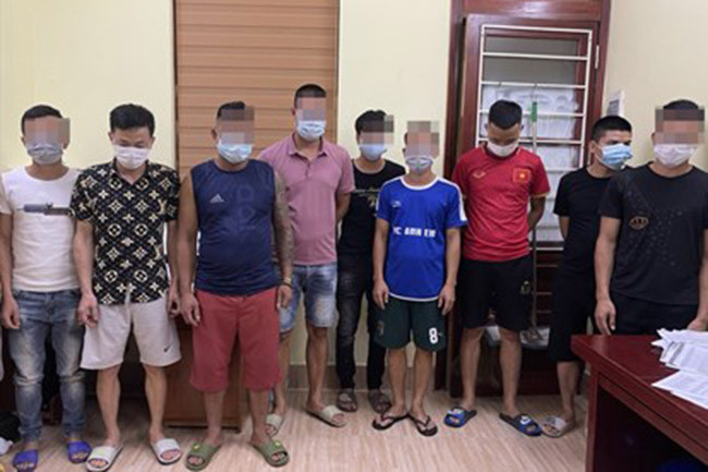  Bị phạt 150 triệu đồng vì tụ tập đánh bài giữa dịch COVID-19: Ngày 13/6, Công an huyện Hiệp Hòa (Bắc Giang) cho biết, ngày 10/6, tổ công tác của Ban chỉ đạo phòng chống dịch xã Hợp Thịnh phát hiện tại nhà ông P.V.D. (33 tuổi) đang có 10 người tụ tập. Tiến hành kiểm tra, cơ quan chức năng xác định 7 người trong số này đang tham gia đánh bạc dưới hình thức đánh ăn tiền, với tổng số tiền là 3 triệu đồng. Ngay sau đó, tổ công tác lập biên bản, đề nghị xử phạt 150 triệu đồng đối với 10 người này.