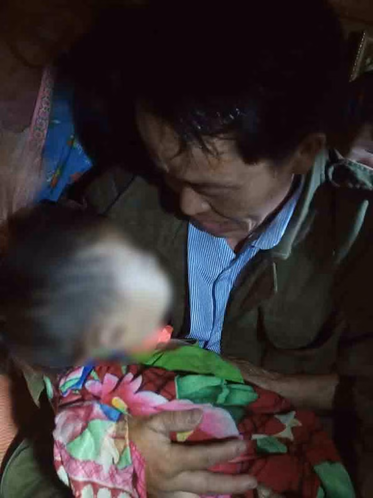  Bị ong vò vẽ đốt, bé trai 4 tuổi tử vong: Trong lúc đi làm nương cùng bà ngoại, bé V.T.A (4 tuổi ở xã Co Tòng, huyện Thuận Châu, tỉnh Sơn La) đã bị ong vò vẽ đốt hàng chục vết, dẫn đến tử vong. Ngày 14/6, UBND xã Bó Sinh cho biết, do gia đình cháu bé có hoàn cảnh khó khăn nên bố mẹ cháu V.T.A đi làm công nhân ở tỉnh Bắc Giang. Dịp hè này cháu được đưa sang nhà ông bà ngoại ở thì xảy ra vụ việc trên. 