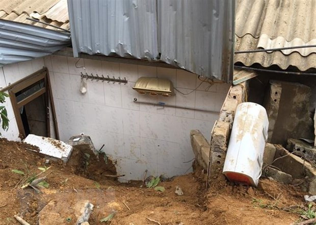  Sạt lở đất khiến một phụ nữ tử vong: Trưa 14/6, trên địa bàn xã Châu Quế Hạ (huyện Văn Yên, tỉnh Yên Bái) đã xảy ra vụ sạt lở đất đồi khiến một phụ nữ tử vong. Nạn nhân là bà Vũ Thị Lý (sinh 1957, trú ở thôn Khe Pháo). Đến khoảng gần 12h cùng ngày, thi thể nạn nhân đã được tìm thấy. Chính quyền huyện Văn Yên và xã Châu Quế Hạ đã cử cán bộ xuống thăm hỏi, hỗ trợ, giúp gia đình tổ chức mai táng cho người bị nạn. 