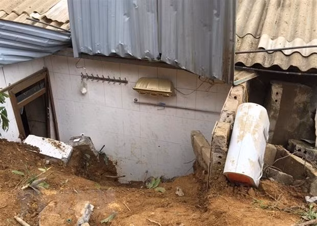  Sạt lở đất khiến một phụ nữ tử vong: Trưa 14/6, trên địa bàn xã Châu Quế Hạ (huyện Văn Yên, tỉnh Yên Bái) đã xảy ra vụ sạt lở đất đồi khiến một phụ nữ tử vong. Nạn nhân là bà Vũ Thị Lý (sinh 1957, trú ở thôn Khe Pháo). Đến khoảng gần 12h cùng ngày, thi thể nạn nhân đã được tìm thấy. Chính quyền huyện Văn Yên và xã Châu Quế Hạ đã cử cán bộ xuống thăm hỏi, hỗ trợ, giúp gia đình tổ chức mai táng cho người bị nạn. 