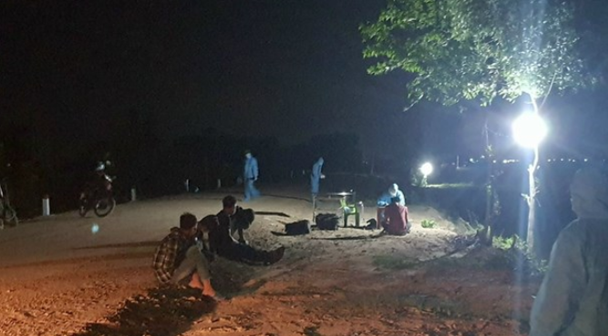  Bắt giữ 6 đối tượng xuất cảnh trái phép: Rạng sáng 14/6, trong lúc tuần tra thuộc địa bàn xã Phước Chỉ, thị xã Trảng Bàng (tỉnh Tây Ninh), Đồn Biên phòng Phước Chỉ (Bộ đội Biên phòng tỉnh Tây Ninh) đã bắt giữ 6 trường hợp đang tìm đường để xuất cảnh trái phép sang bên kia biên giới. Bước đầu, các đối tượng khai nhận, cả nhóm đang tìm đường mòn, lối mở để xuất cảnh trái phép với mục đích tìm việc làm tại các sòng bạc dọc biên giới Campuchia giáp với Việt Nam. 