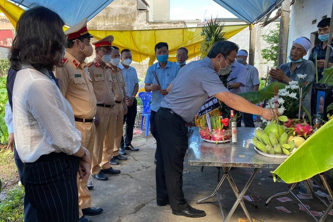 Hiện vụ hai ô tô đối đầu khiến 3 người chết đang được cơ quan chức năng điều tra, làm rõ. (Lãnh đạo Ủy ban An toàn giao thông Quốc gia và Cục CGST thăm hỏi gia đình nạn nhân) 