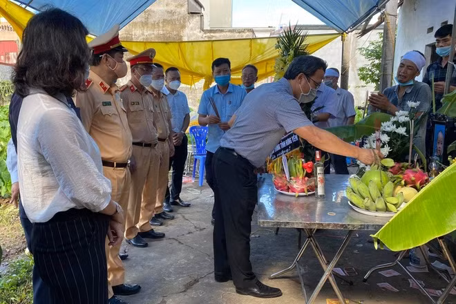 Hiện vụ hai ô tô đối đầu khiến 3 người chết đang được cơ quan chức năng điều tra, làm rõ. (Lãnh đạo Ủy ban An toàn giao thông Quốc gia và Cục CGST thăm hỏi gia đình nạn nhân) 