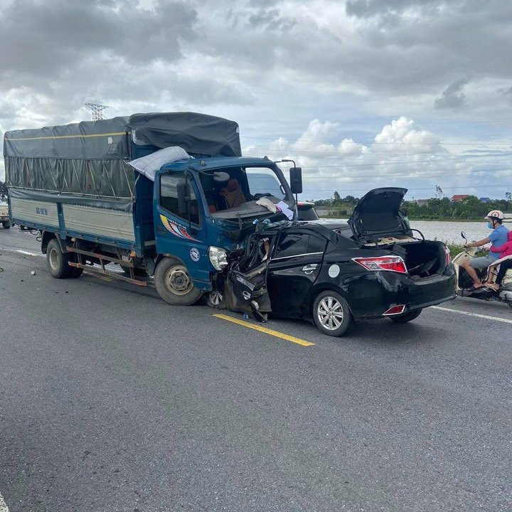 Đại diện Cục CSGT, cho biết xe tải không truyền tín hiệu giám sát về trung tâm kiểm soát nên việc quản lý bị vô hiệu, trong khi đây là việc bắt buộc với loại xe kinh doanh vận tải. Qua kiểm tra, Công an đã lấy mẫu xét nghiệm nồng độ cồn và ma túy đối với cả 2 tài xế. Kết quả cho thấy tài xế xe tải không có nồng độ cồn và âm tính với ma túy; tài xế ô tô con chưa có kết quả.