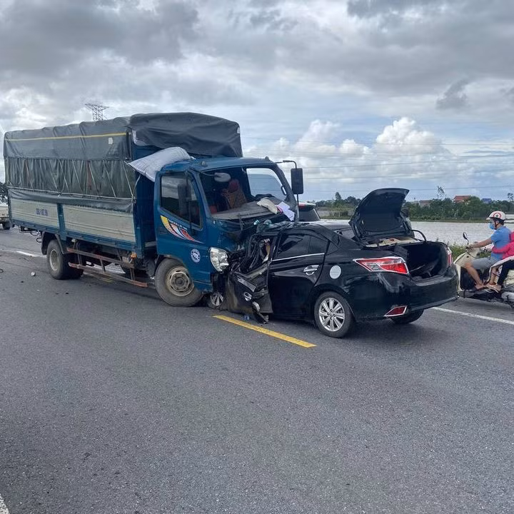 Đại diện Cục CSGT, cho biết xe tải không truyền tín hiệu giám sát về trung tâm kiểm soát nên việc quản lý bị vô hiệu, trong khi đây là việc bắt buộc với loại xe kinh doanh vận tải. Qua kiểm tra, Công an đã lấy mẫu xét nghiệm nồng độ cồn và ma túy đối với cả 2 tài xế. Kết quả cho thấy tài xế xe tải không có nồng độ cồn và âm tính với ma túy; tài xế ô tô con chưa có kết quả.