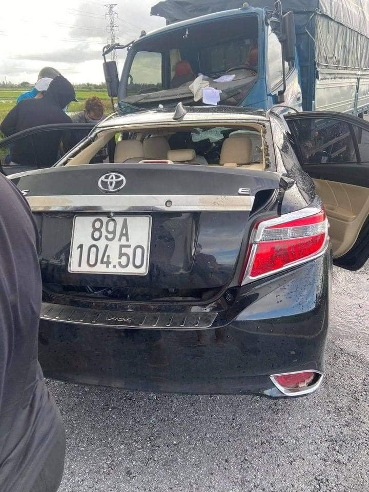 Trước đó, chiều 13/6, anh Trần Văn Đạo (sinh năm 1990, trú tại Ân Thi, Hưng Yên) điều khiển ô tô Vios trên đường nối cao tốc Hà Nội - Hải Phòng và cao tốc Pháp Vân - cầu Giẽ. Lúc này trên xe còn có chị L.T.N. (sinh năm 1990) và cháu N.H.Q. (sinh năm 2017, con chị Nga). Tới Km9+500 thuộc xã Đặng Lễ (huyện Ân Thi, tỉnh Hưng Yên) xe này xảy ra va chạm với ôtô tải do anh Nguyễn Đình Quyết điều khiển theo hướng ngược lại. Sau cú tông trực diện, 3 người trên ô tô 5 chỗ tử vong. 