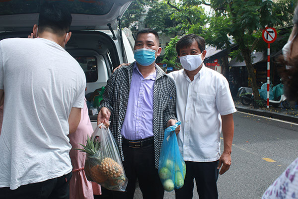 Họ cho biết, khi hay tin ông Hải sẽ bán dứa tại Hà Nội họ đã nhanh chóng tới địa điểm để mua cũng như ủng hộ một số tiền nho nhỏ cho người nghèo, người có hoàn cảnh khó khăn thông qua ông Đoàn Ngọc Hải.