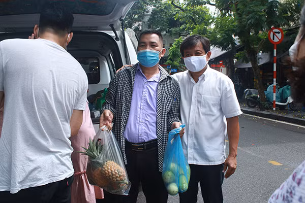 Họ cho biết, khi hay tin ông Hải sẽ bán dứa tại Hà Nội họ đã nhanh chóng tới địa điểm để mua cũng như ủng hộ một số tiền nho nhỏ cho người nghèo, người có hoàn cảnh khó khăn thông qua ông Đoàn Ngọc Hải.